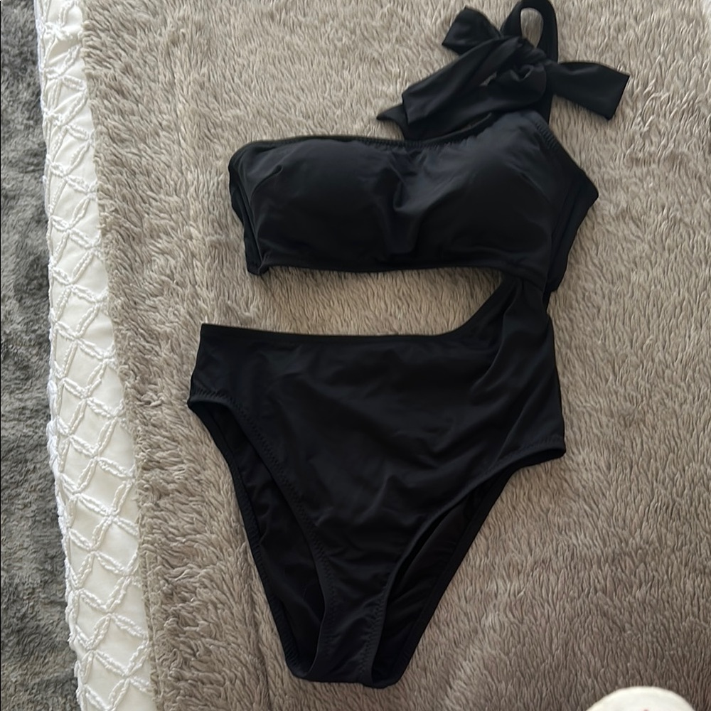 Black One-Shoulder Swimsuit